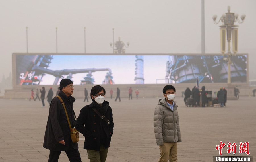 На Пекин обрушился сильный ветер с песком и пылью (11)
