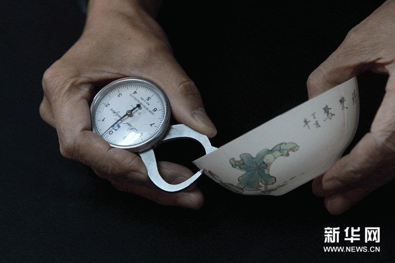 Китайская керамическая чашка – такая легкая, что ее выдерживает даже паутина! (2)
