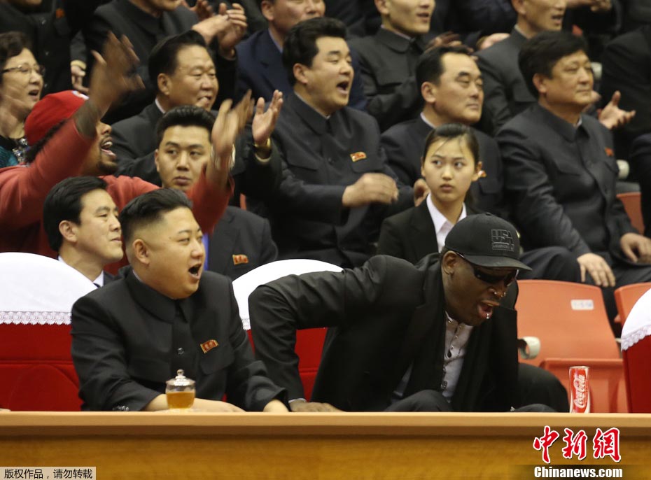 Лидер КНДР и бывшая звезда НБА "бок о бок" смотрят баскетбольный матч (2)