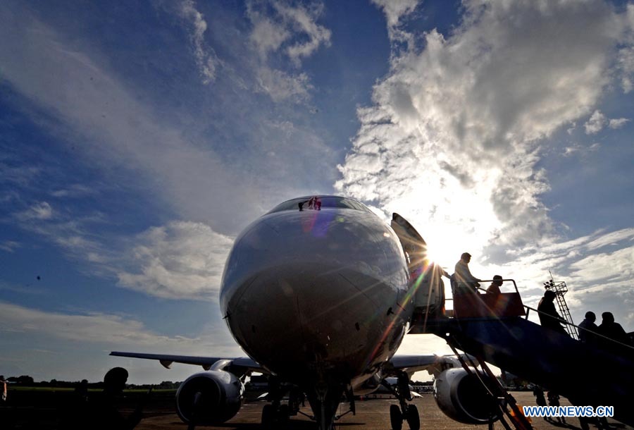 Российский самолет SSJ-100 прибыл в Индонезию (3)