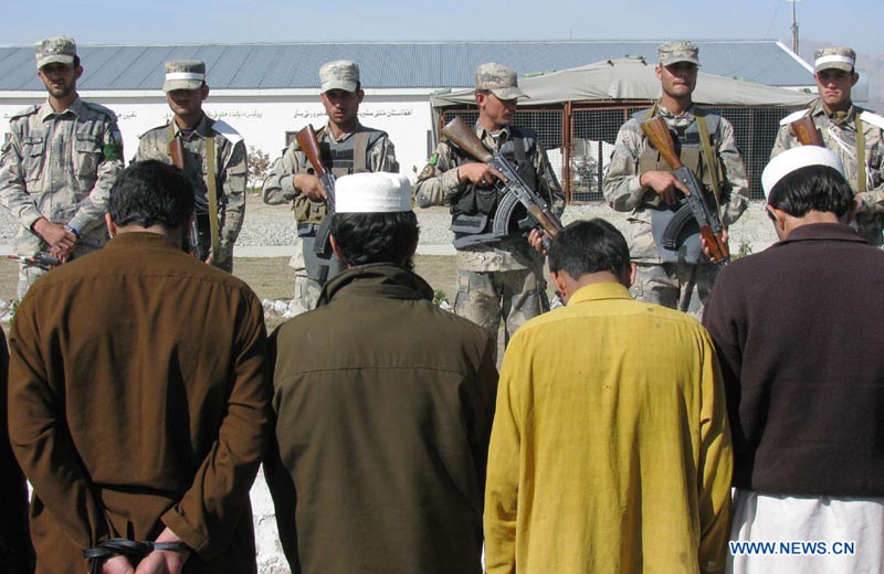 Пограничники захватили в плен нескольких талибов на востоке Афганистана (6)