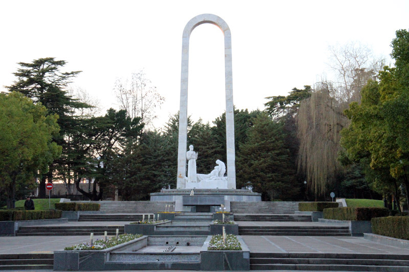 На городской площади Сочи - монумент, посвященный героическому труду медицинских работников в годы войны.