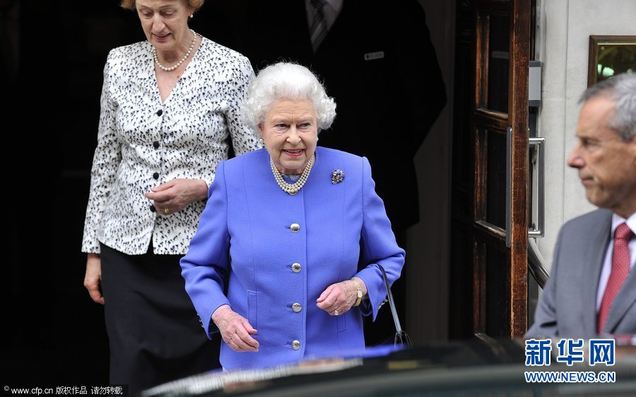 Королева Великобритании Елизавета II выписана из больницы (4)