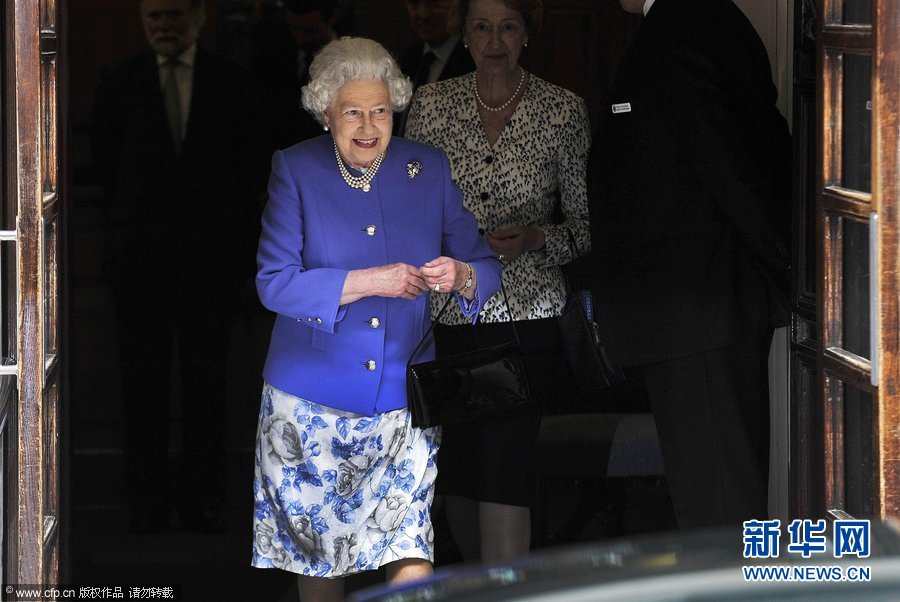 Королева Великобритании Елизавета II выписана из больницы (3)