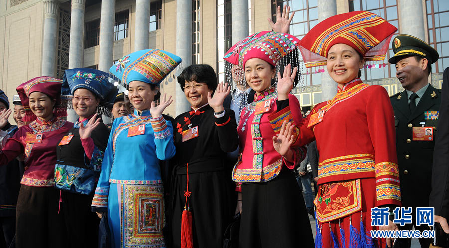 Представители этнических меньшинств в пышных нарядах на церемонии открытия сессии (10)