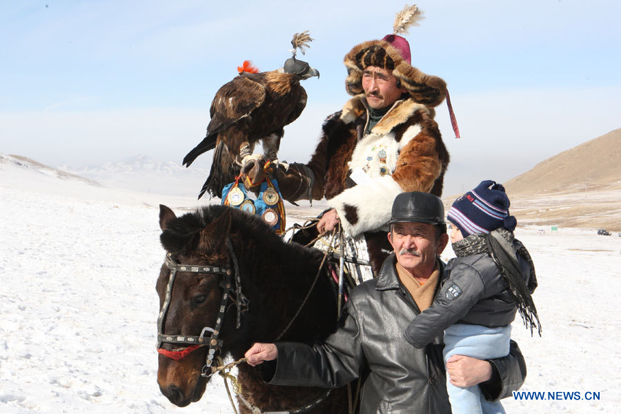 В Монголии проходит фестиваль ловчих соколов (8)