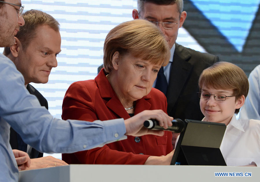 Ангела Меркель посетила выставку CeBIT (2)