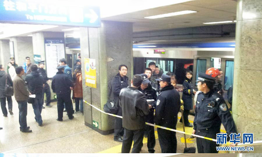 В пекинском метро погиб мужчина, спрыгнувший на рельсы  (2)