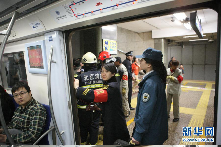 В пекинском метро погиб мужчина, спрыгнувший на рельсы 