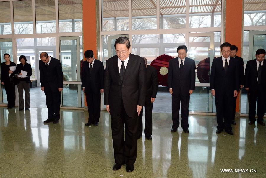 Юй Чжэншэн посетил посольство Венесуэлы в Китае, почтив память скончавшегося президента У. Чавеса (2)