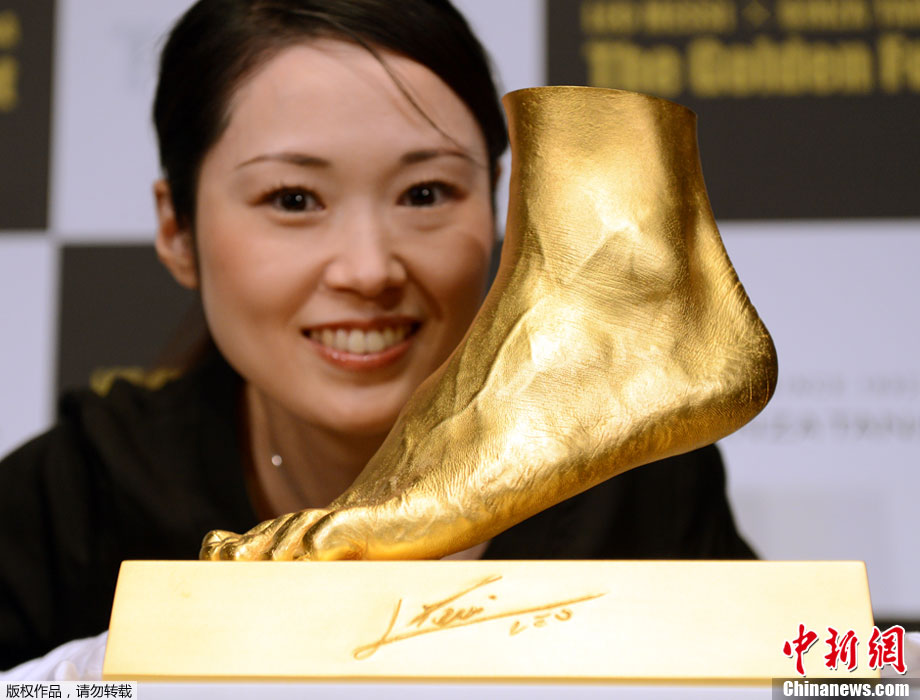 Японец создал золотую ступню Месси стоимостью 5,25 млн. долларов
