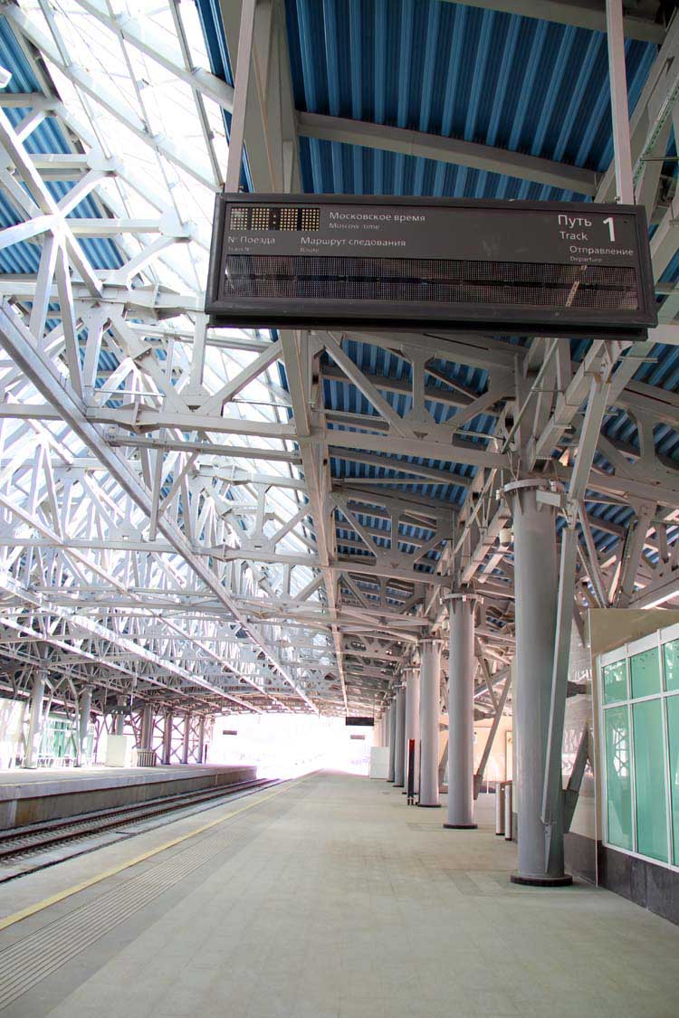 Станция Эсто-садок на железной дороги, которая объядиняет прибрежный кластер и горный кластер
