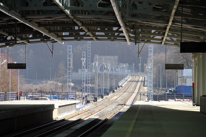 Железнодорожная станция «Эсто-Садок», которая объединяет прибрежный кластер и горный кластер.