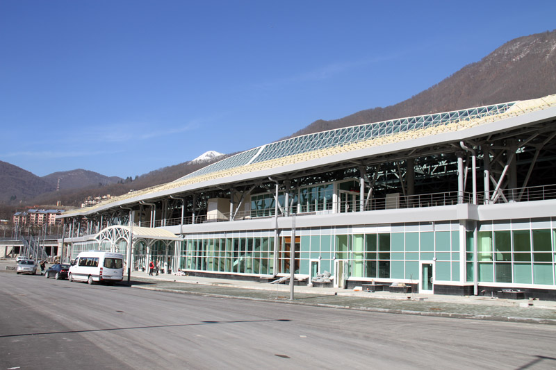 Железнодорожная станция «Эсто-Садок», которая объединяет прибрежный кластер и горный кластер.