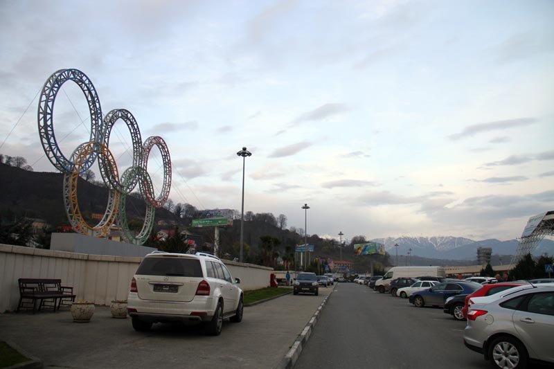Логотип Олимпийских игр -Пять колец установлен перед новым аэропортом Сочи