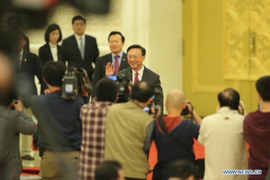 В рамках 1-й сессии ВСНП 12-го созыва началась пресс-конференция с участием главы МИД КНР Ян Цзечи (2)