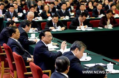 Ли Кэцян в рамках проходящей в Пекине первой сессии ВСНП 12-го созыва принял участие в групповой дискуссии с депутатами от провинции Хэнань