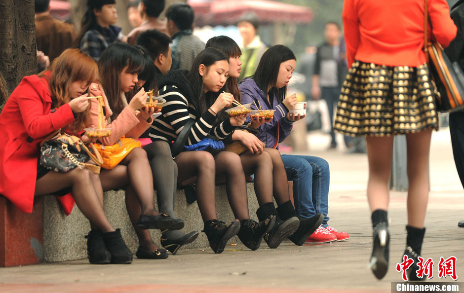 10 марта температура в городе Чунцин превысила 20 градусов, что дало жителям города возможность почувствовать погоду раннего лета. На фото: Девушки в капроновых колготках наслаждаются прохладой в тени деревьев на пешеходной дорожке.