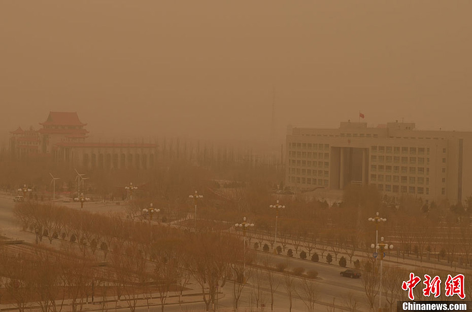 Западные города провинции Ганьсу вновь подверглись "ударам" песчаных бурь  (5)