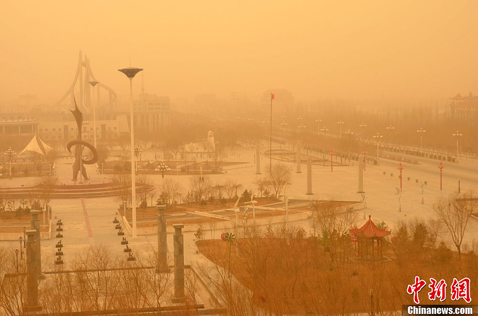 Западные города провинции Ганьсу вновь подверглись "ударам" песчаных бурь  (4)