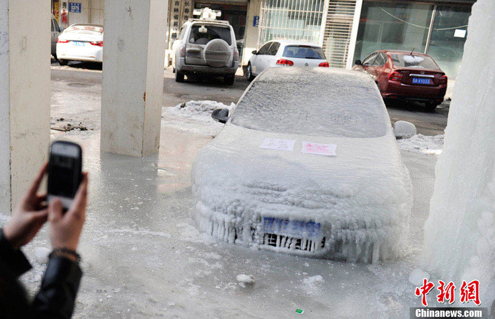 В городе Чанчунь припаркованный под мостом автомобиль превратился в "ледяную скульптуру" (2)