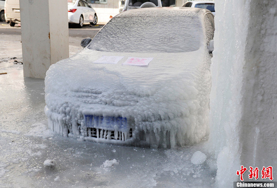 В городе Чанчунь припаркованный под мостом автомобиль превратился в "ледяную скульптуру" (3)