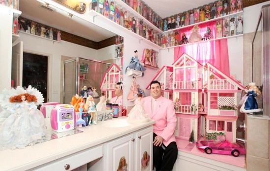 Американский фанат Барби заполнил дом 2 тысячами кукол (3)