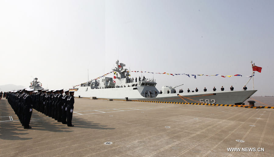 Состоялась церемония присвоения первому сторожевому кораблю нового поколения ВМС НОАК имени города Бэнбу (2)