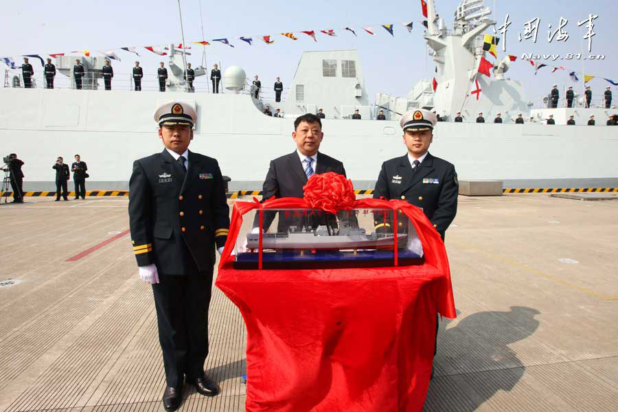 Состоялась церемония присвоения первому сторожевому кораблю нового поколения ВМС НОАК имени города Бэнбу (9)