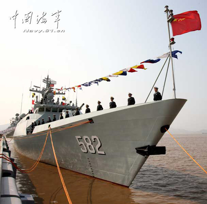 Состоялась церемония присвоения первому сторожевому кораблю нового поколения ВМС НОАК имени города Бэнбу (11)