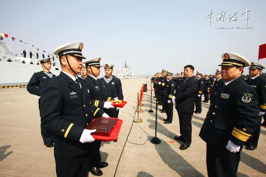 Состоялась церемония присвоения первому сторожевому кораблю нового поколения ВМС НОАК имени города Бэнбу (5)