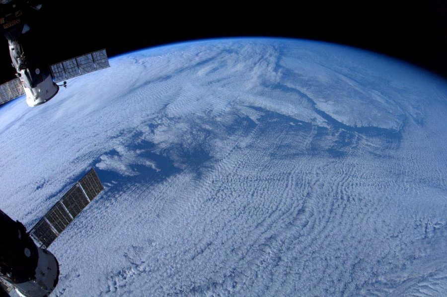 Редкие космические фотографии от канадского астронавта (11)