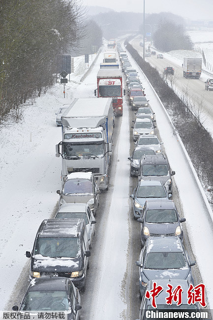 Пробки на сокоростном шоссе в Бельгии из-за снегопада.