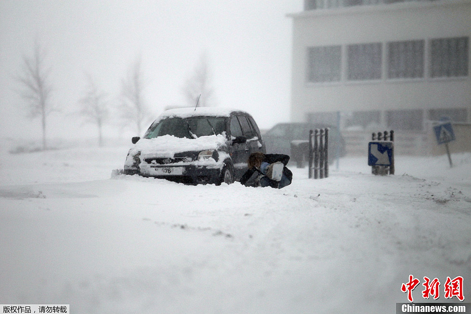 На фото: Водительница убирает снег в автомобиле.