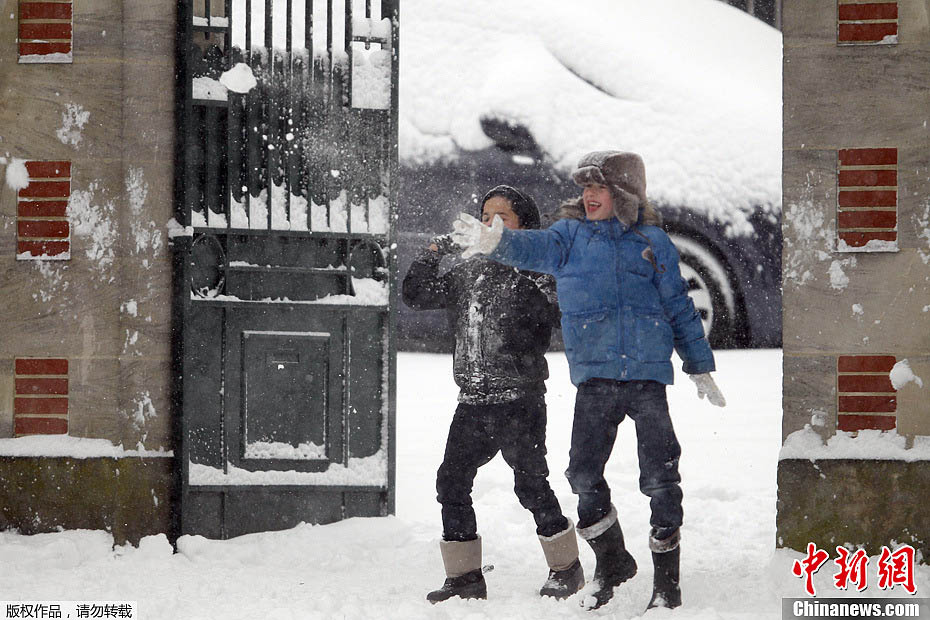 На севере Франции около 500 автомобилей застряли на скоростном шоссе, расположенном около района Шербура. На фото: Французские дети, играющие в снегу на улице.