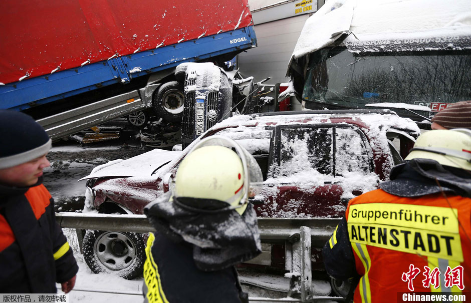 В массовом ДТП в Германии столкнулись около 100 автомобилей (2)