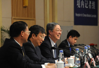 Кредитно-денежные меры по обузданию цен на недвижимость будут продолжены -- директор Центробанка Китая