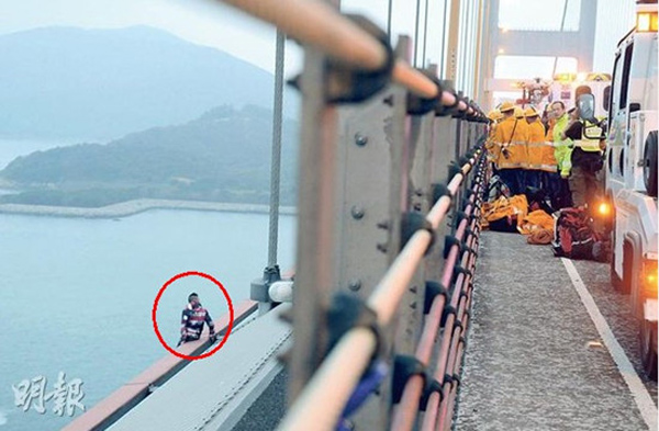 Сянганец, спрыгнувший с 62-метрового моста, остался в живых! (2)