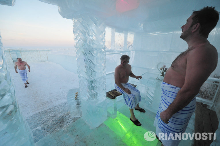 Ледяная баня на берегу Байкала (3)