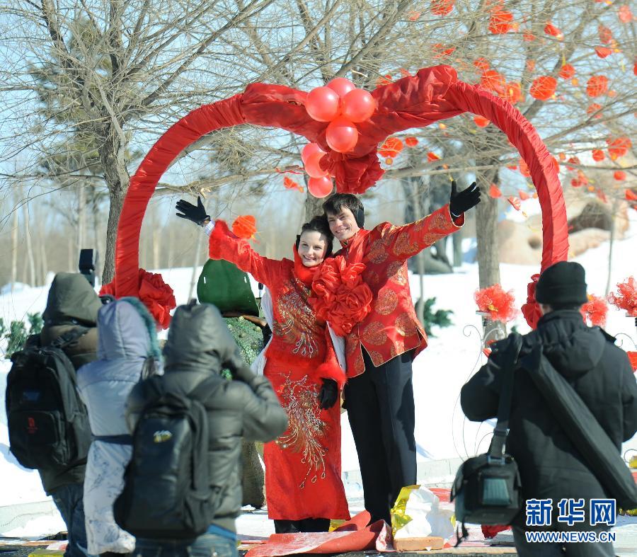 Коллективная свадьба 55 пар китайской и российской молодежи на «Родине динозавров» (2)