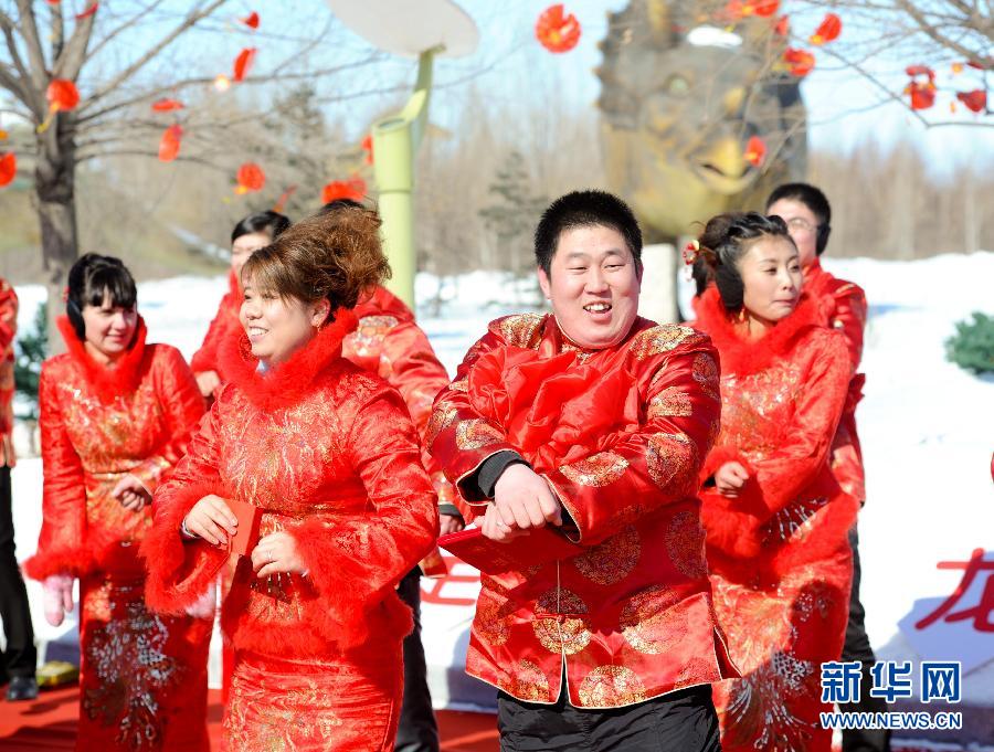 Коллективная свадьба 55 пар китайской и российской молодежи на «Родине динозавров» (4)