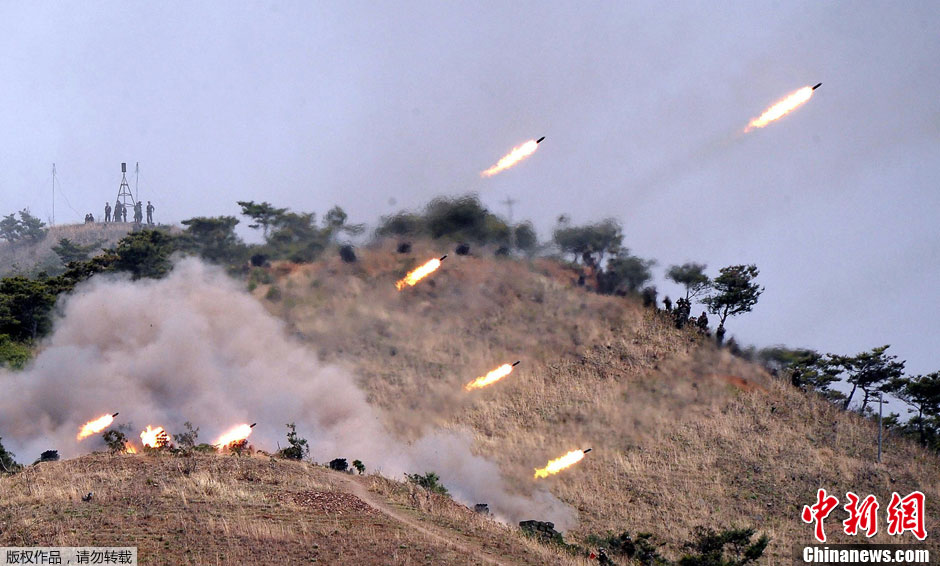 Народная армия КНДР проводит военные учения с применением боевых снарядов