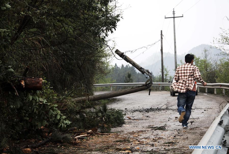 В результате новых штормов с градом в провинциях Цзянси, Хубэй, Хунань, Гуйчжоу, а также Чунцине терпят бедствие 838 тыс человек
