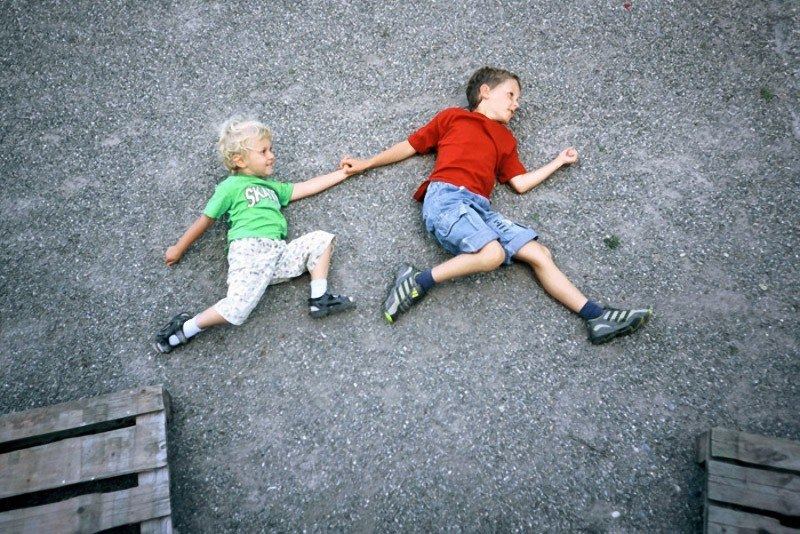 Летающие дети в объективе фотографа (10)
