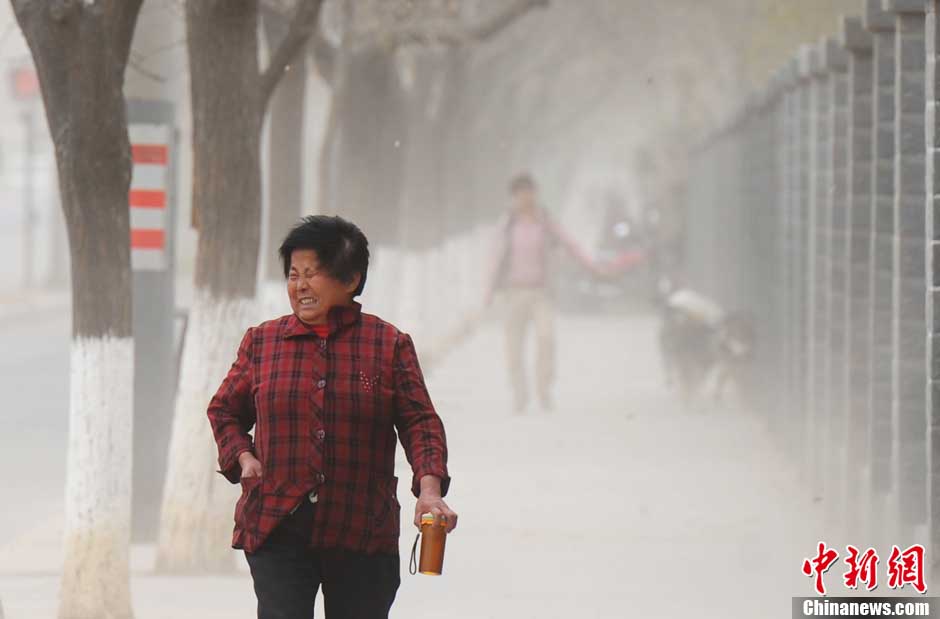 На город Ланьчжоу обрушилась мощная песчаная буря (3)