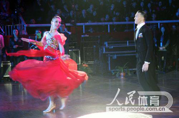 Пара чемпионов мира по международным бальным танцам в Пекине (11)