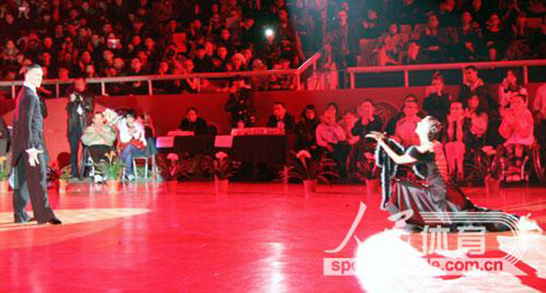 Пара чемпионов мира по международным бальным танцам в Пекине (2)
