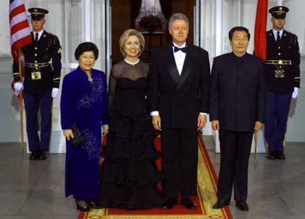8 апреля 1999 года Чжу Жунцзи с супругой Лао Ань сфотографировались с супругами Клинтон.