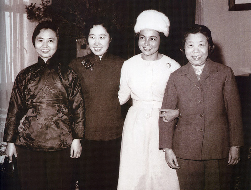 В 1962 году супруга Чжоу Эньлая Дэн Инчао (первая справа), супруга Лю Шаоци Ван Гуанмэй (третья справа), супруга Чэн И Чжан Цянь (4-ая справа) сфотографировались вместе с супругой премьера-министра Камбоджи Нородома Сианука Моник.