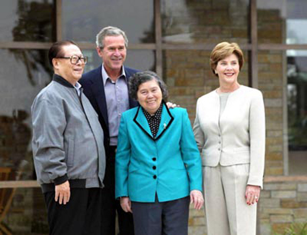 25 октября 2002 года на частном пастбище в штате Техас (США) произошла встреча бывшего председателя КНР Цзян Цзэминя и президента США Джорджа Буша. Буш и его супруга Лора у входа горячо привествовали Цзян Цзэминя и Ван Епин.  